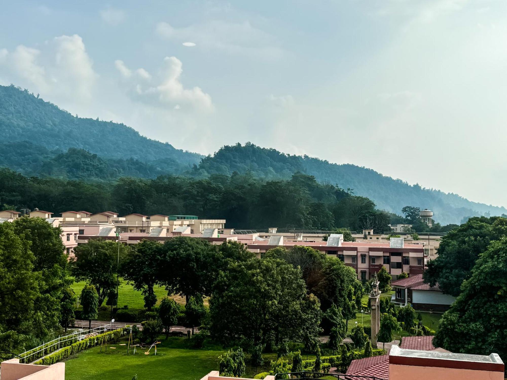 Hotel Nirvana Bliss, Behind Parmarth Niketan Ришикеш Экстерьер фото